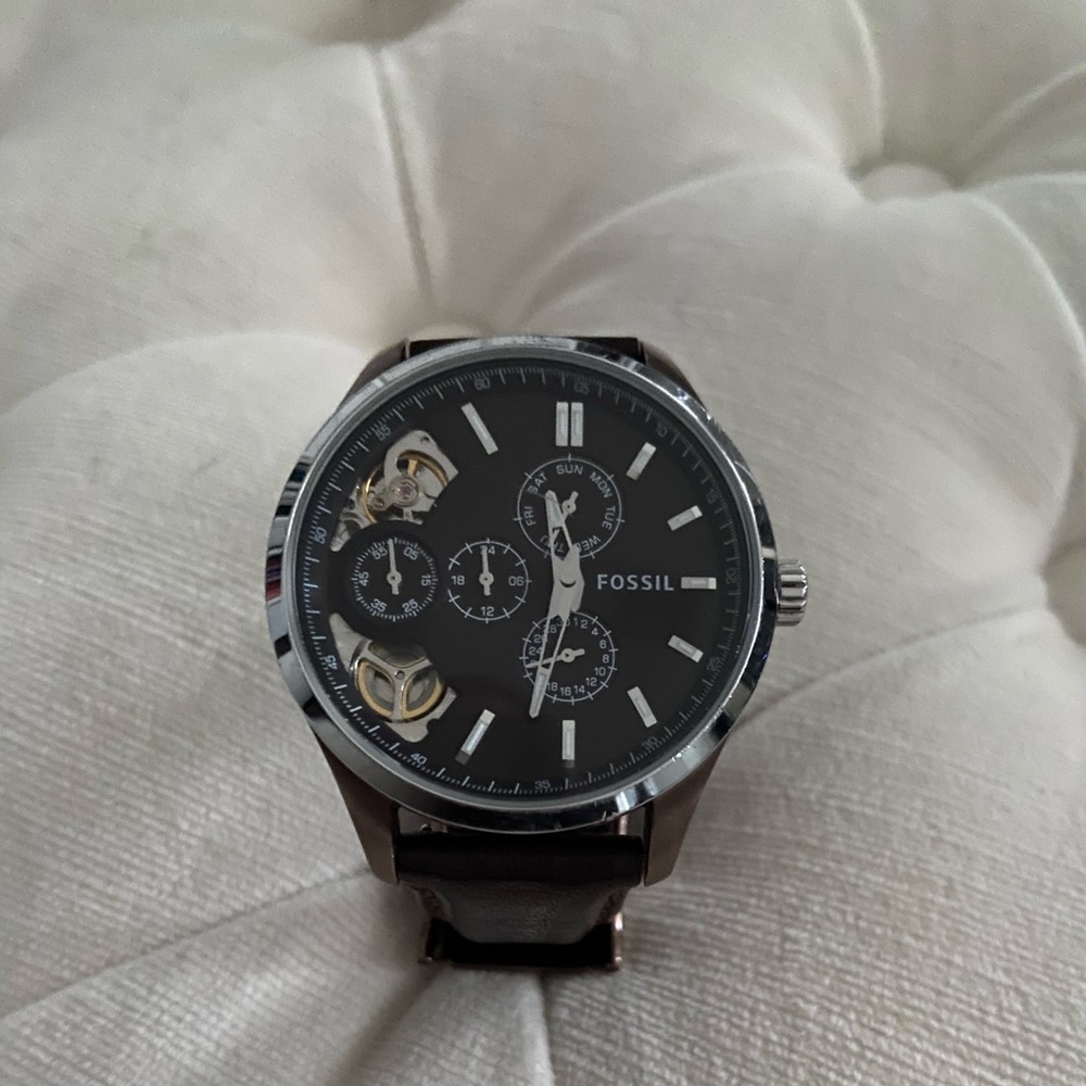 Like new brown leather Fossil watch!